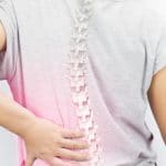 shutterstock_477268198_mal_au_dos_femme